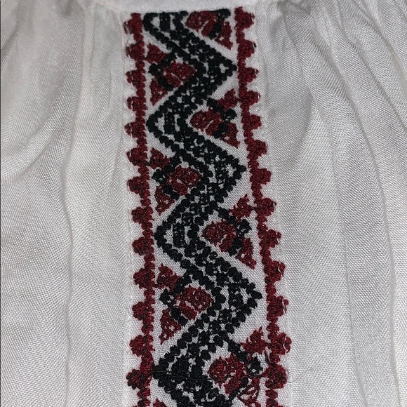 Beautiful off the shoulder crop top - Picture 2 of 3